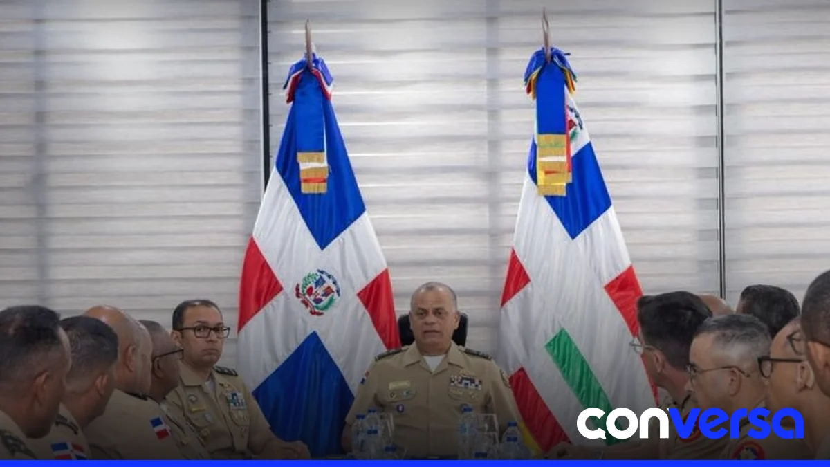Foto de archivo de un encuentro entre altos mandos militares y el ministro de Defensa.