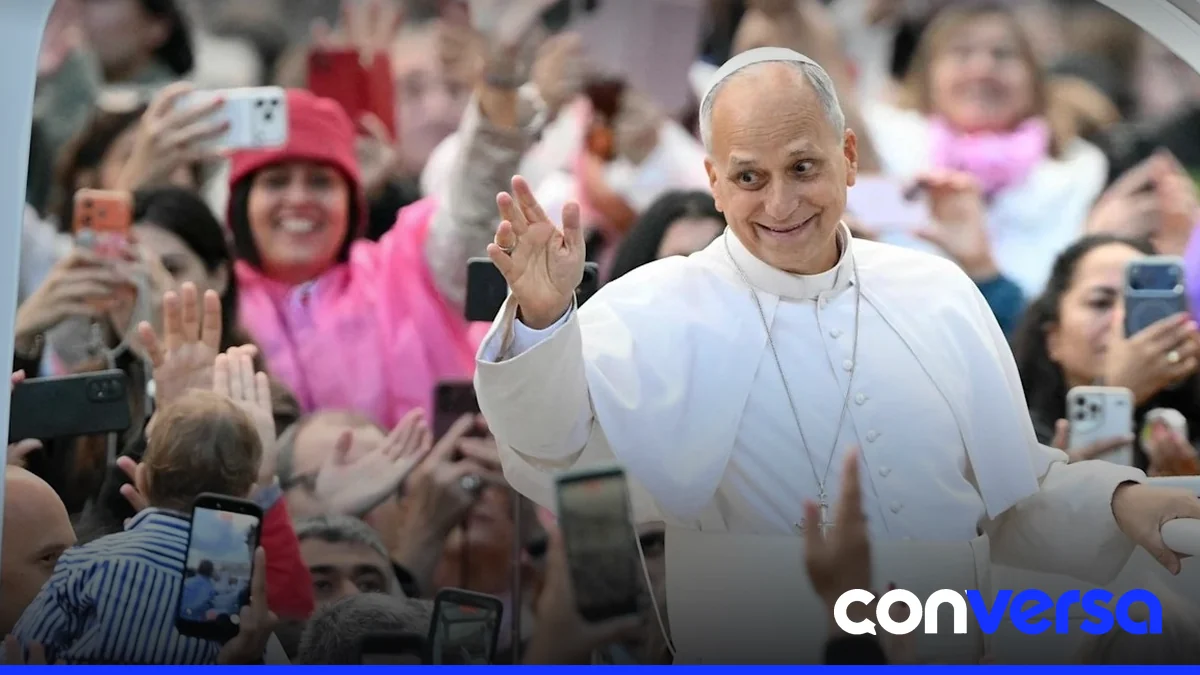 El Papa León XIV recibe a los fieles en la plaza San Pedro durante la audiencia general.