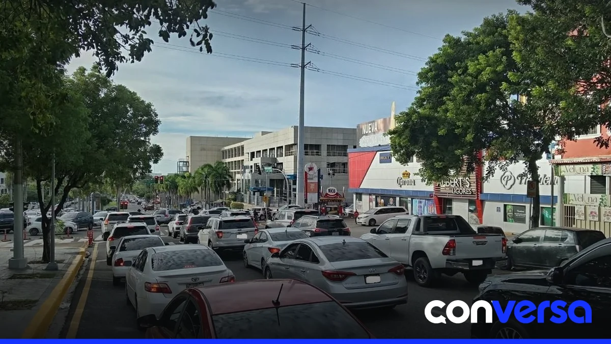 Vista del tránsito en Santo Domingo durante la hora pico.