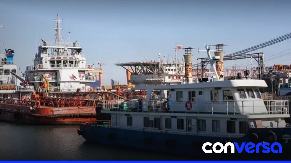 Foto de un petrolero en el puerto de San Petersburgo.