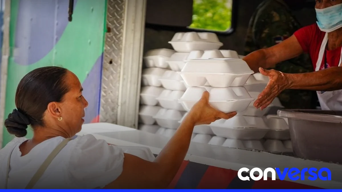 Imagen de un comedor comunitario donde se distribuyen raciones de comida caliente.