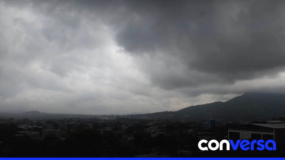 Imagen de cielo despejado y nubes dispersas en la región montañosa.