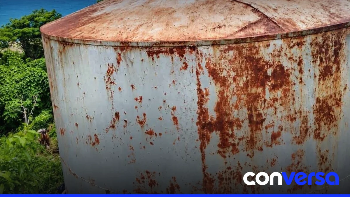 Habitantes de Caletón esperan el abastecimiento de agua potable en un punto de distribución.