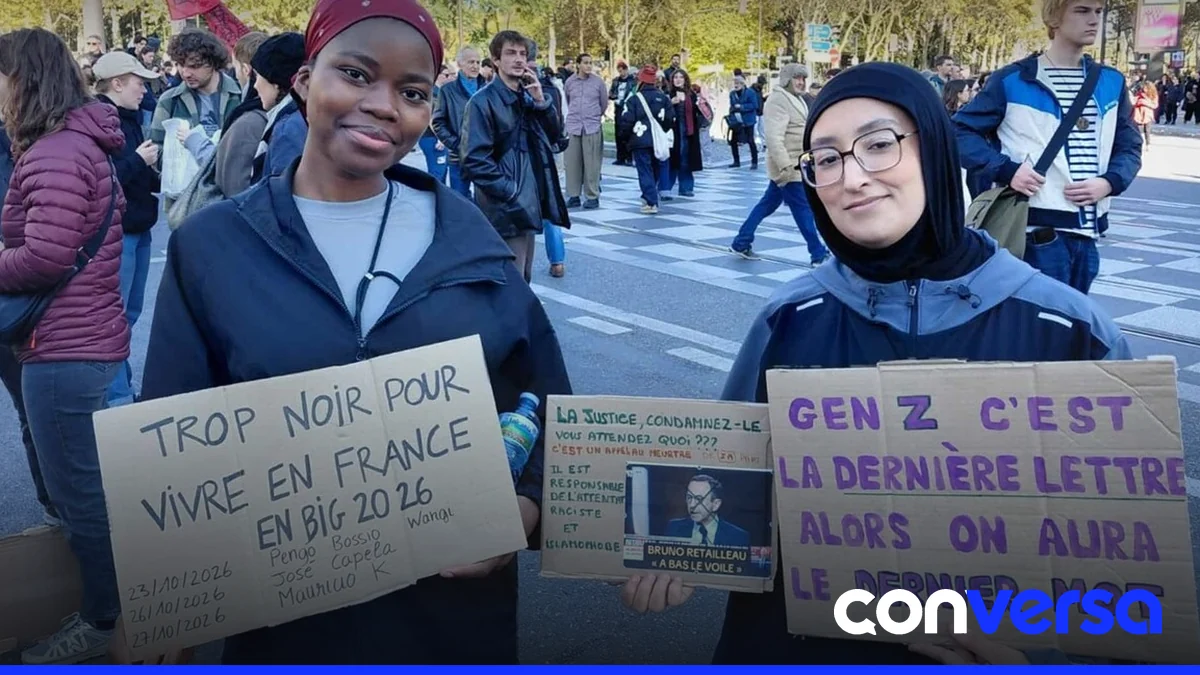 Manifestantes marchan en las calles de París durante una protesta por el costo de vida y el deterioro de los servicios públicos.