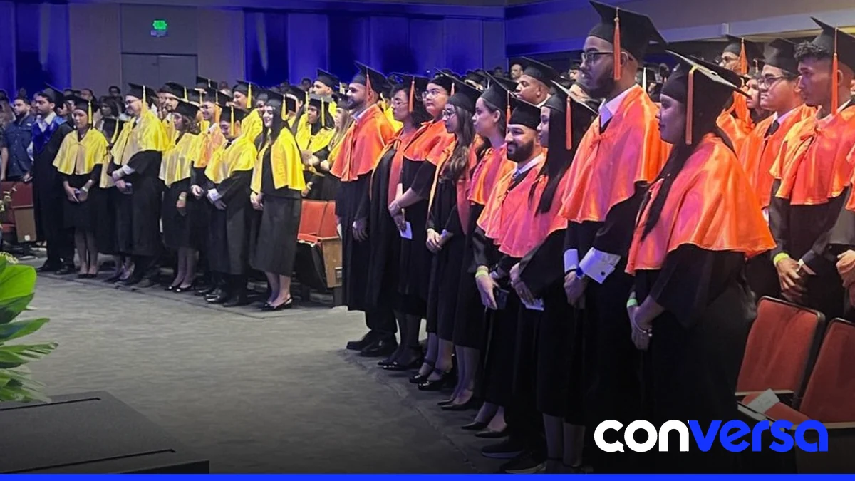 Graduandos de la Universidad Acción Pro Educación y Cultura durante la ceremonia de investidura.