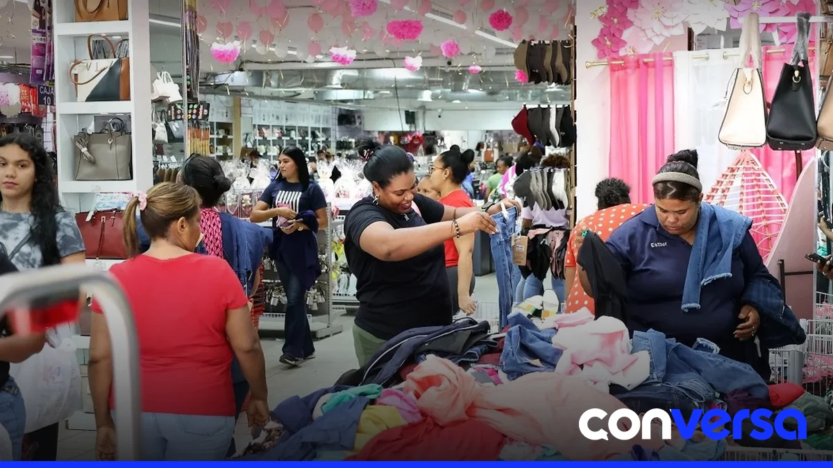 Comerciantes en una tienda de la capital dominicana.