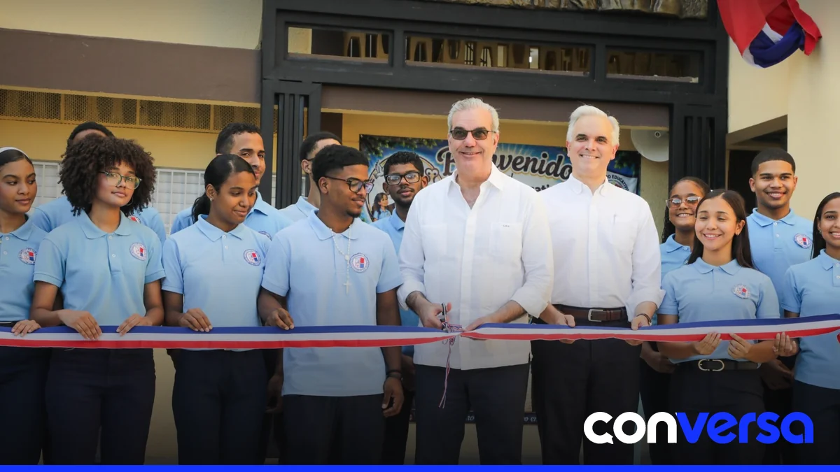 Estudiantes y autoridades durante la inauguración de la ampliación del Centro Educativo San Vicente de Paúl en Los Mina.
