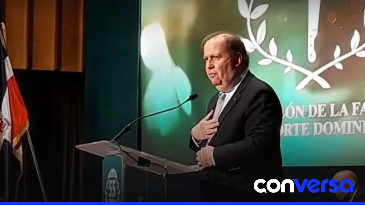 Felipe Vicini en una ceremonia deportiva.