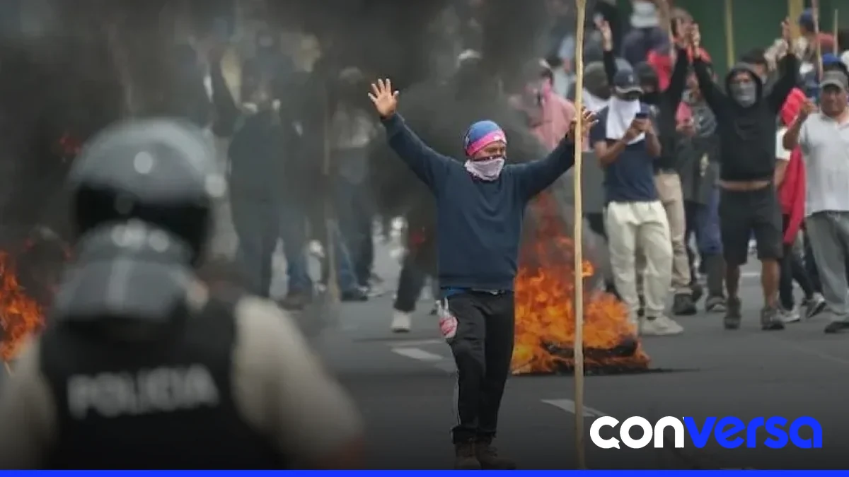 Manifestantes participan en una marcha conmemorativa del estallido social de 2019 en Santiago de Chile.