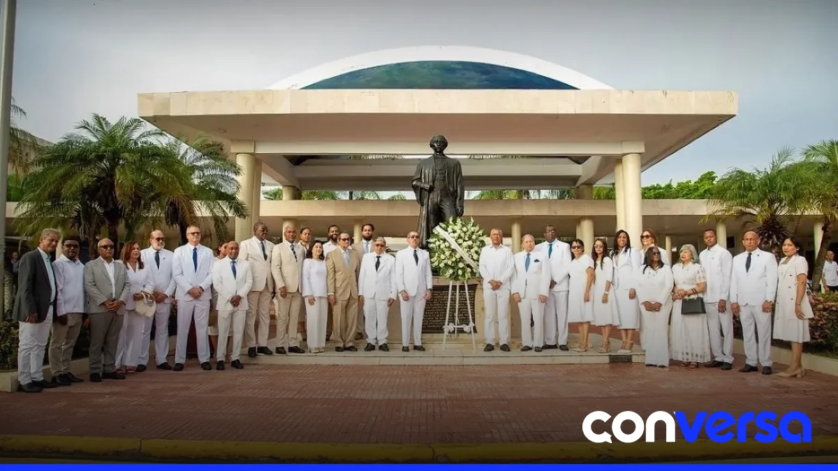 Imagen del izamiento de banderas en la sede central de la UASD durante la celebración de su 488 aniversario.