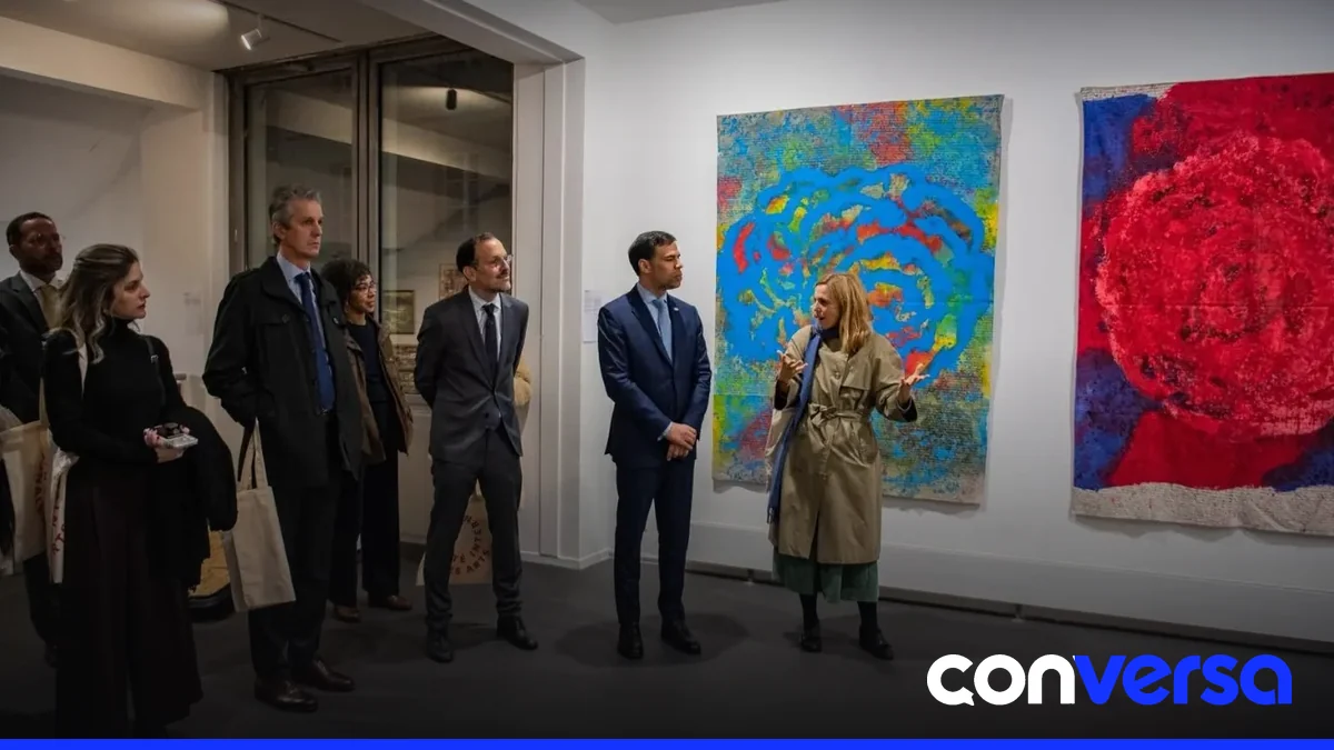 Ministro de Cultura Roberto Ángel Salcedo durante una actividad en París.