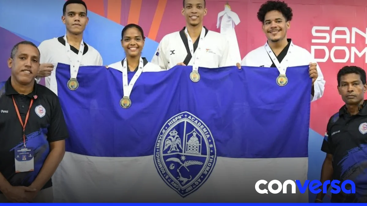 Representantes de la Universidad Autónoma de Santo Domingo (UASD) celebran su victoria en el torneo de taekwondo de los Juegos Deportivos Universitarios.