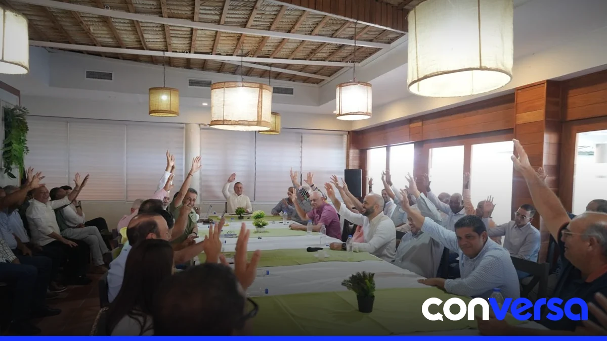 Representantes del sector arrocero participan en una reunión en el Club Cerro Alto, La Vega.