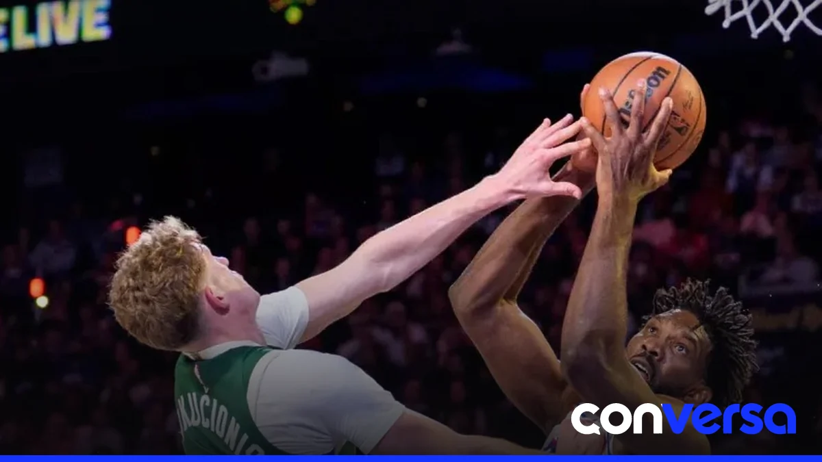 Jugadores de la NBA en acción durante un partido de la temporada regular.