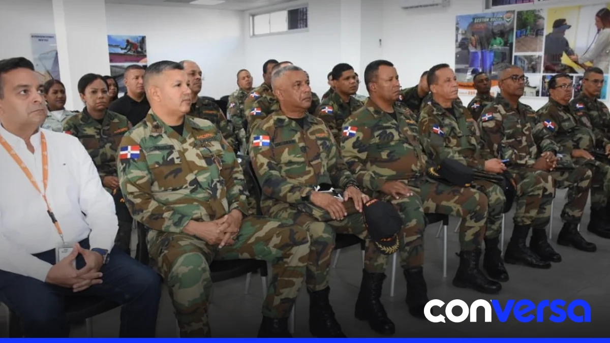 Foto de la Comisión Militar y Policial (COMIPOL) en acción en una carretera nacional.