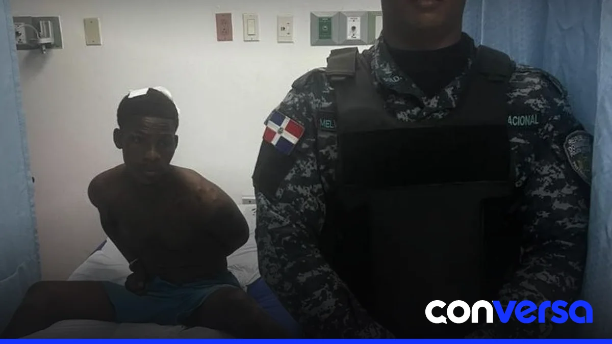 Agentes de la Policía Nacional en el Hospital Ney Arias Lora, donde se encuentra custodiado el detenido.