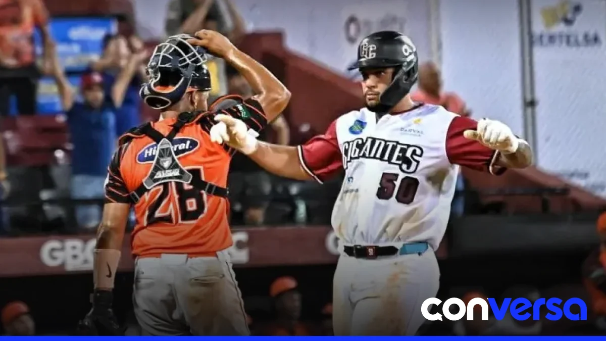 Jugadores de los Gigantes del Cibao celebran la victoria en el partido contra los Toros del Este.