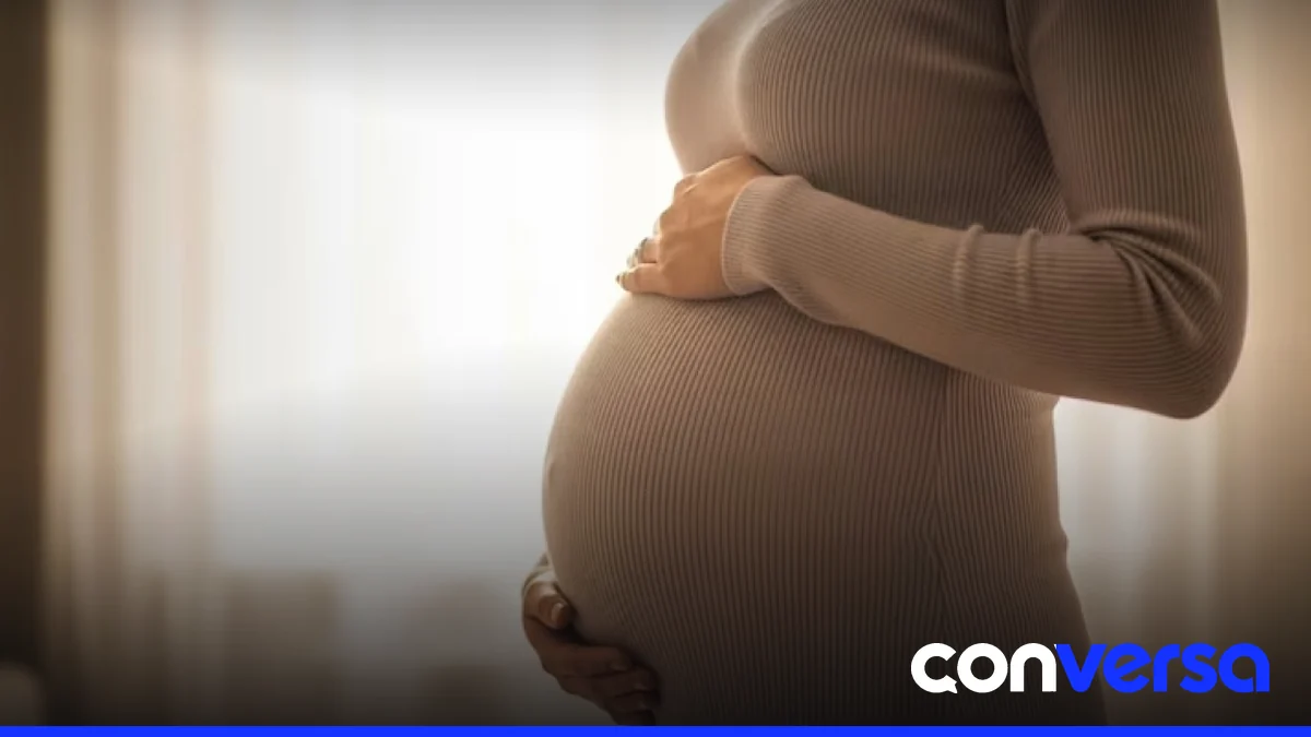Imagen de una mujer embarazada en una consulta de salud pública.