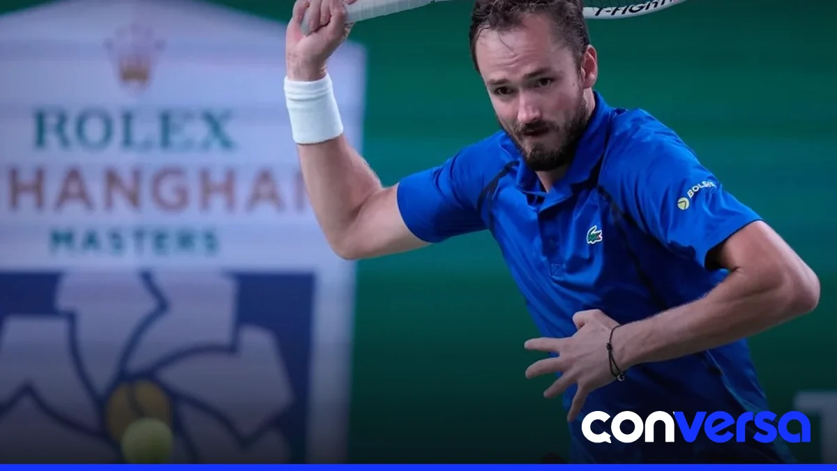 Daniil Medvedev y Stefanos Tsitsipas en el partido de cuartos de final del Masters de Shanghái.