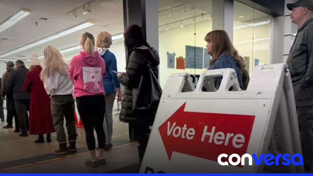Imagen de un centro de votación con carteles de organización electoral.