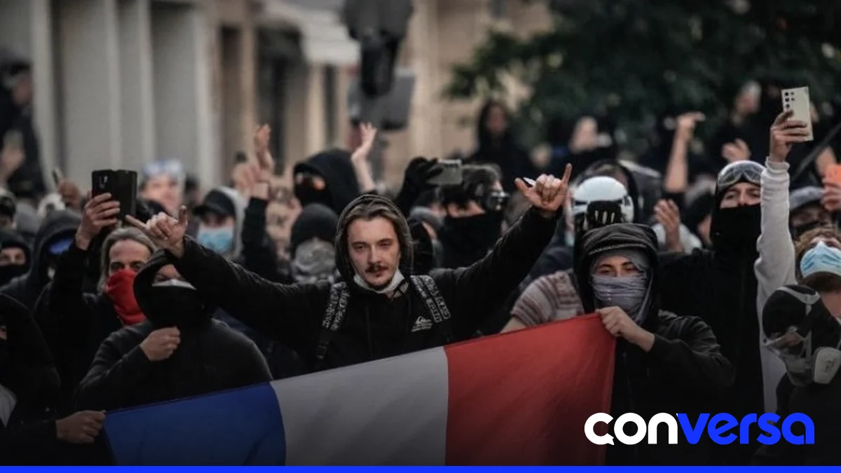 Protestas en París durante las jornadas de violencia por el encarecimiento de la vida.