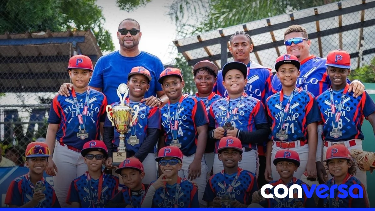 Jugadores de la Academia La Javilla celebran la victoria en el torneo de béisbol invernal.