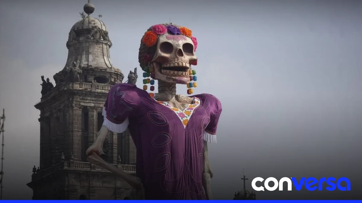Imagen de la catrina monumental en el Zócalo de la Ciudad de México durante el Día de Muertos.