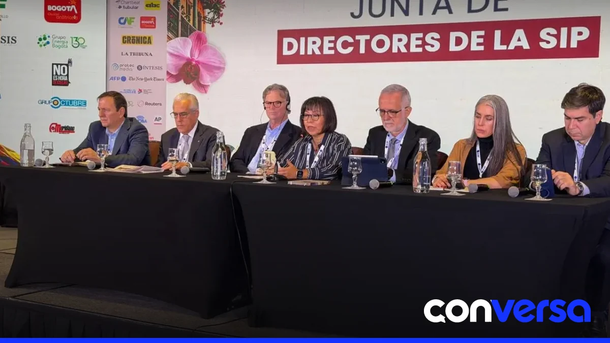 Periodistas cubriendo una reunión en el Palacio Nacional.