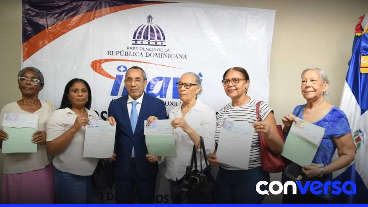 Imagen de la ceremonia de entrega de cheques por parte del INAVI.