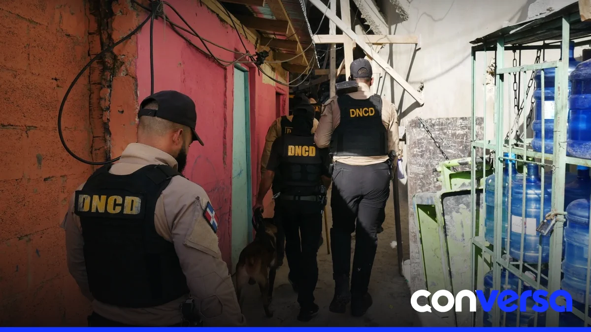 Agentes de la DNCD durante una operación contra el tráfico de drogas.