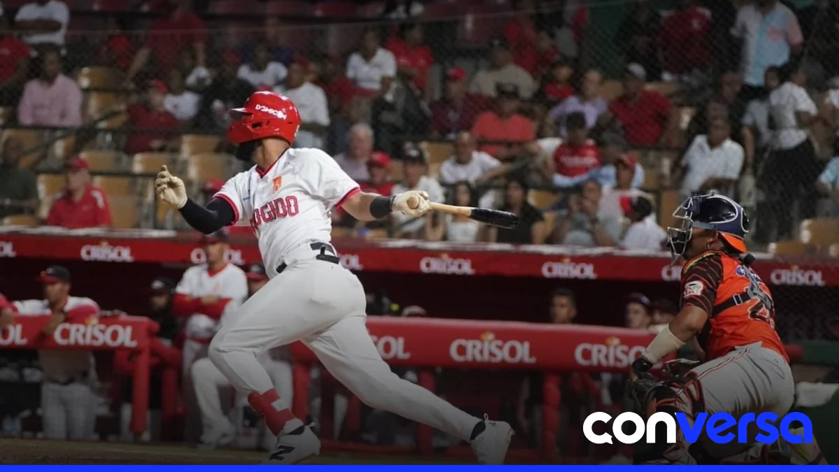 Jugadores del Leones del Escogido celebran la victoria en el estadio Quisqueya Juan Marichal.