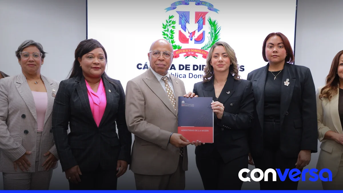 Representantes del Poder Judicial y del Ministerio Público participan en la entrega del proyecto de ley en la Cámara de Diputados.