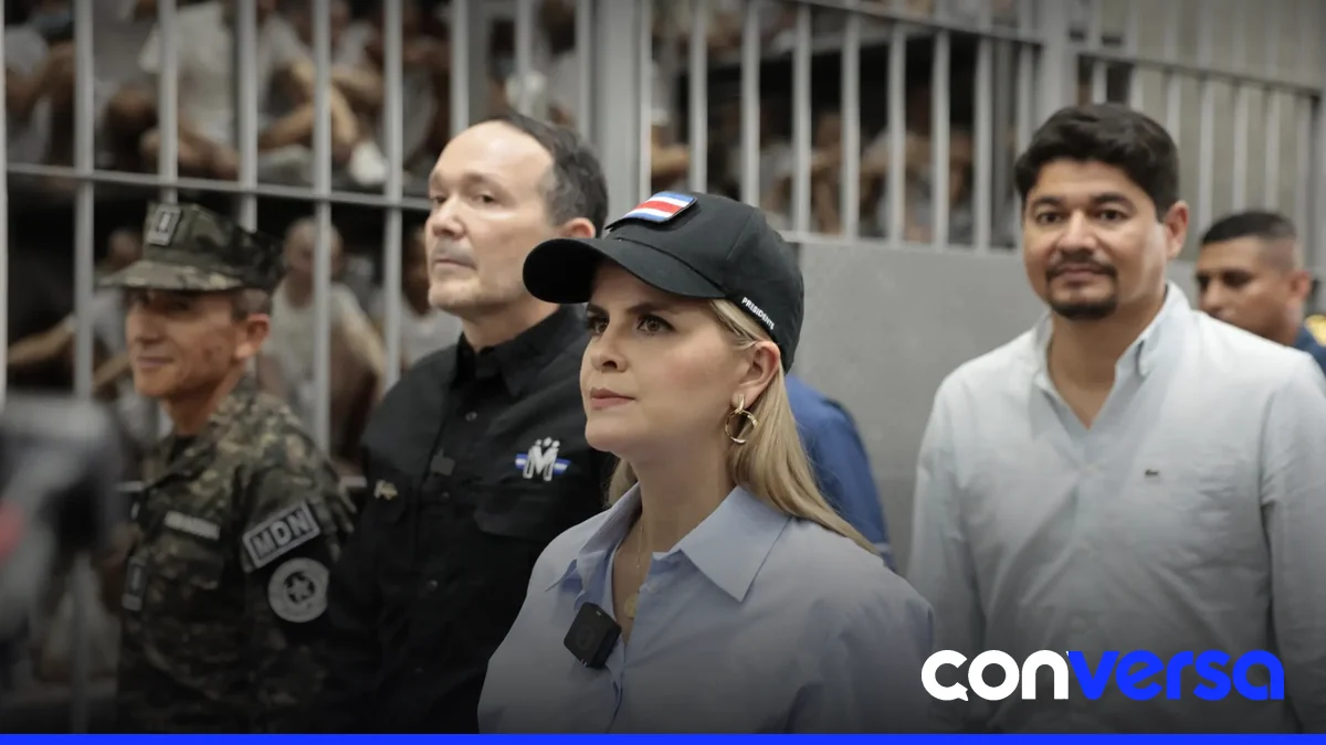 La presidenta de Costa Rica, Laura Fernández, recorrió la megacárcel Cecot en El Salvador durante su visita oficial al país.