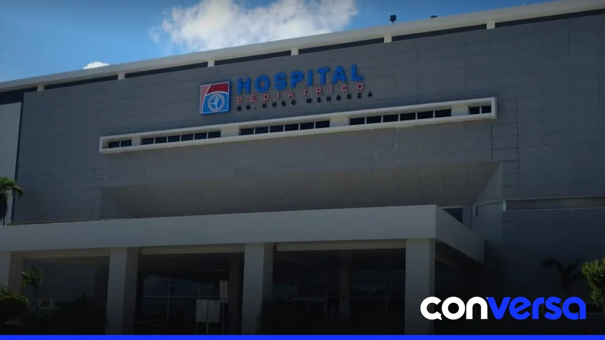 Familiares del adolescente en el hospital donde se encuentra internado.