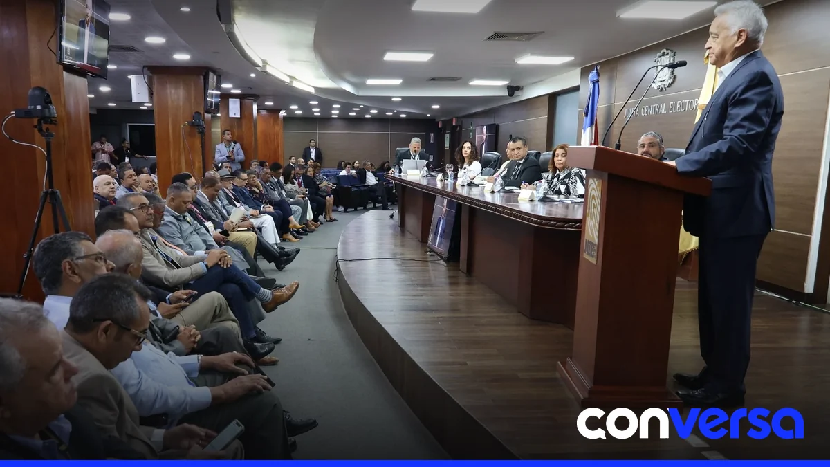 Representantes de partidos políticos se reúnen en el Congreso Nacional para exigir una revisión del presupuesto.