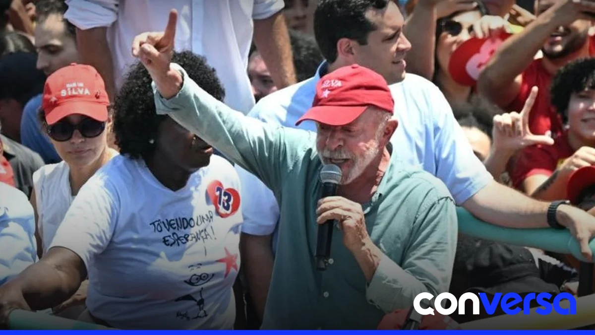 Imagen de urnas electorales en una mesa de votación durante las elecciones presidenciales en Brasil.