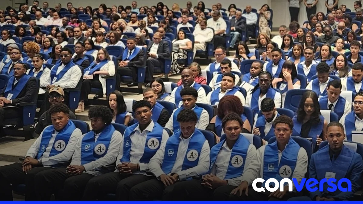 Estudiantes graduados en la ceremonia de CENAPEC en Santo Domingo.