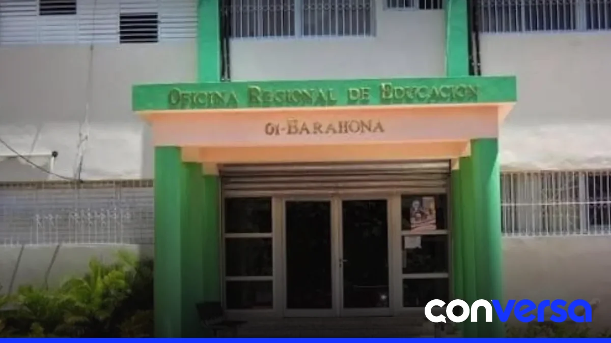 Estudiantes y docentes de Barahona esperan la resolución de la suspensión de clases por lluvias.