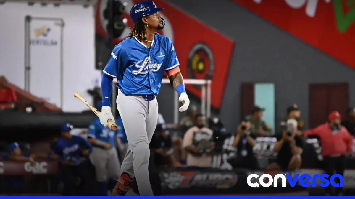 Jugadores del Licey celebran su victoria sobre los Gigantes en el Estadio Julián Javier.