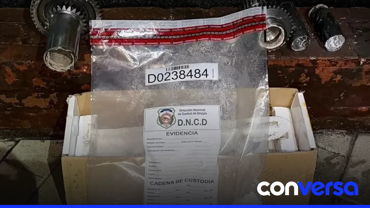 Agentes de la DNCD y el Ministerio Público inspeccionan el vehículo en el Aeropuerto Internacional de Las Américas.