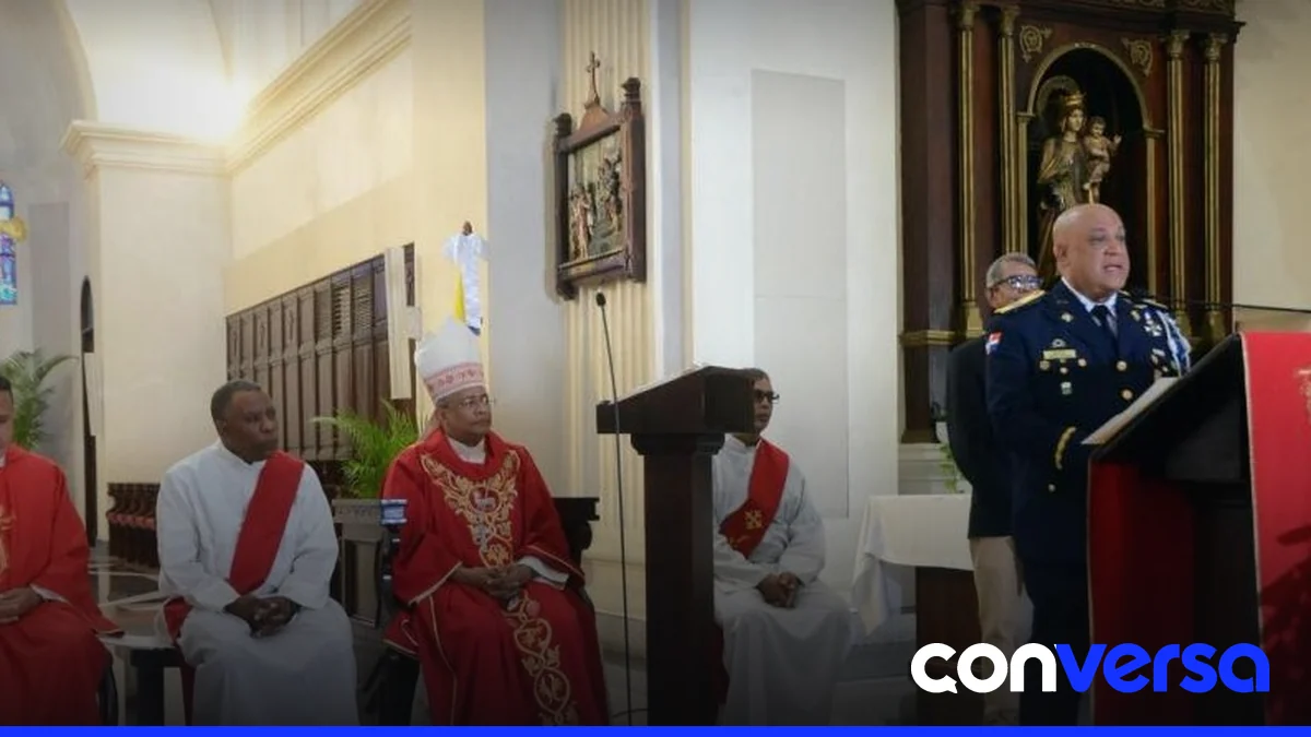 Agentes de la Policía Nacional participan en una misa en la Catedral Santiago Apóstol.