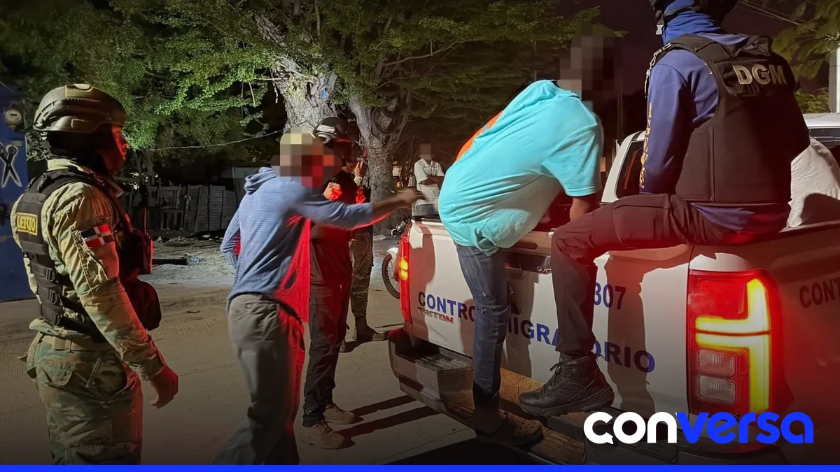 Agentes de la Dirección General de Migración realizan operativos de control en la frontera.