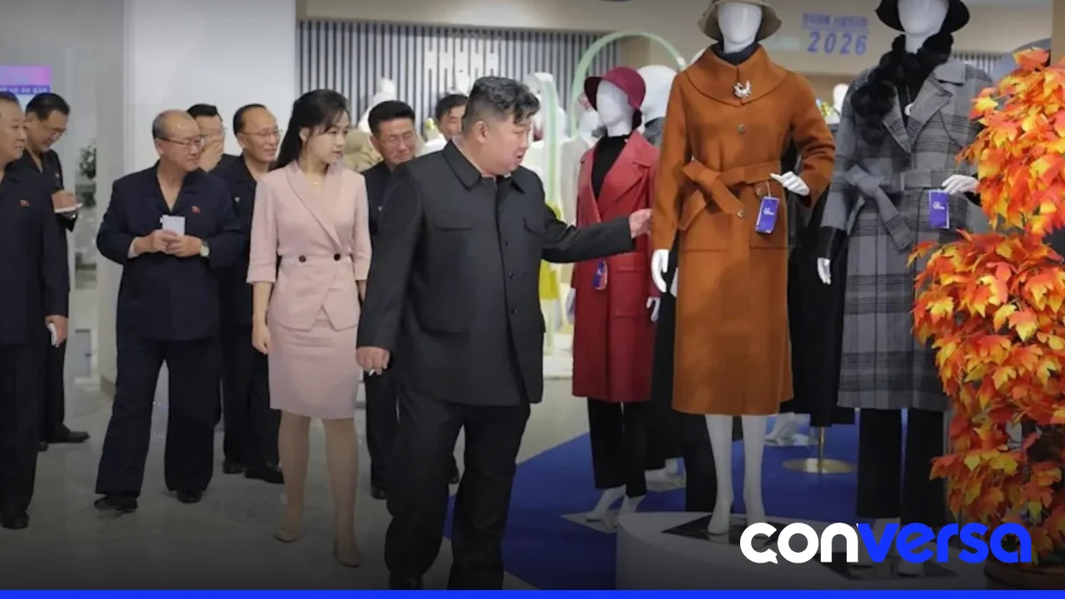 Imagen del líder norcoreano Kim Jong-un en una exposición de ropa y calzado, según medios estatales.