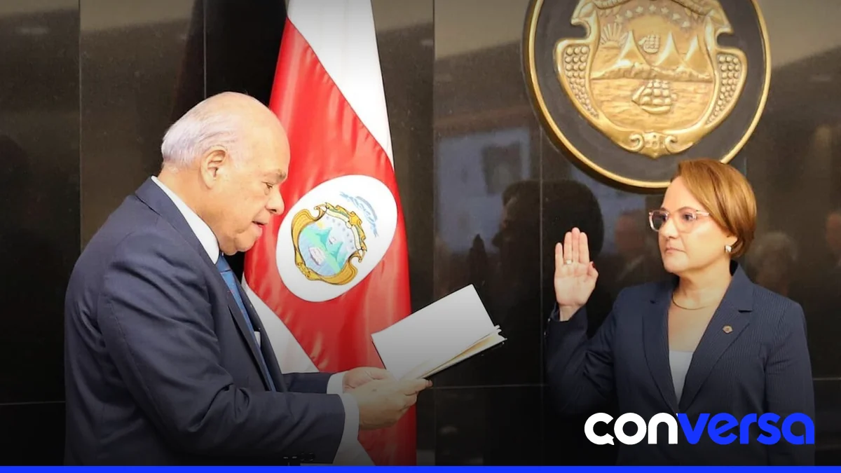 Representación simbólica de los tres poderes del Estado de Costa Rica liderados por mujeres.