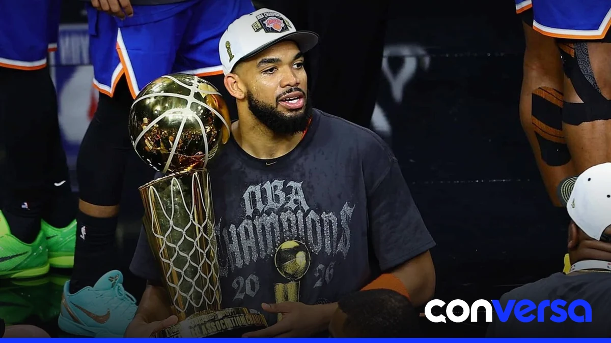 Anillos de campeones de los Knicks, con detalles de diamantes y una cubierta desmontable que muestra una miniatura del Madison Square Garden.