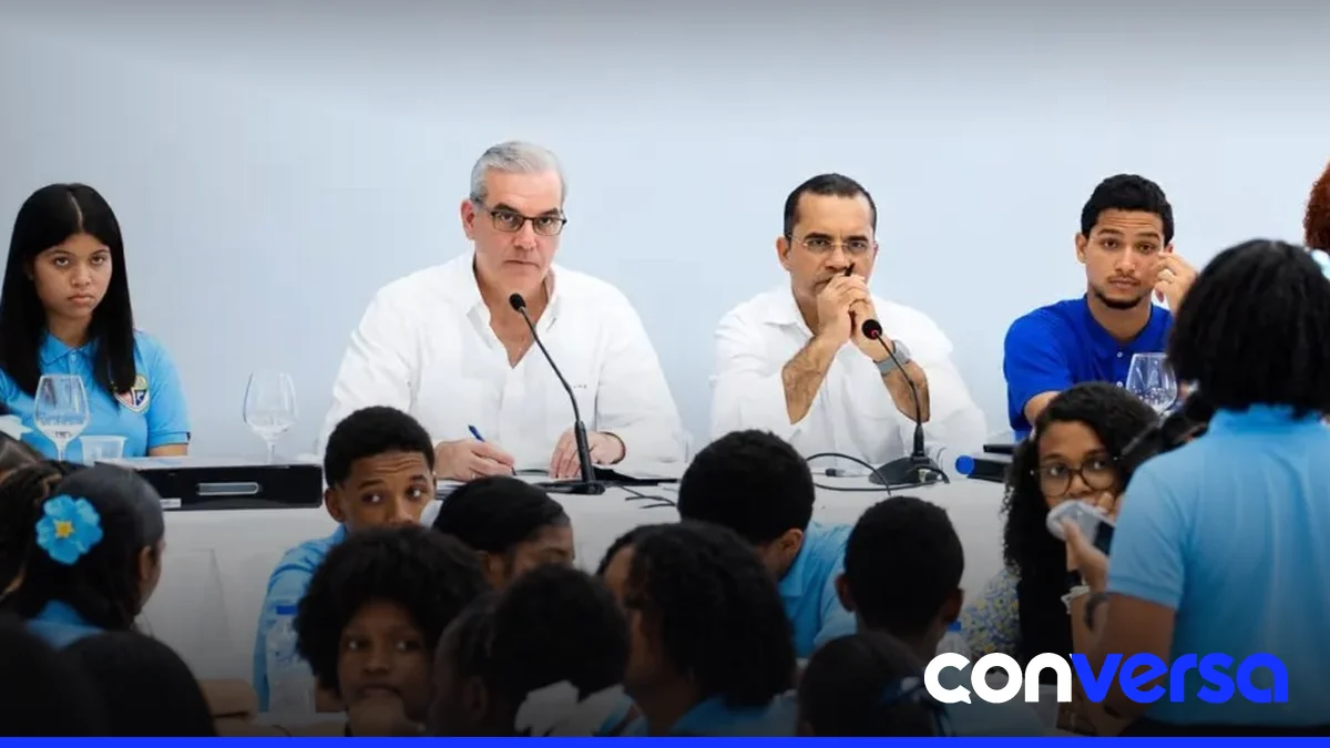 Estudiantes participan en un encuentro con el rector del ITLA y el presidente Luis Abinader.