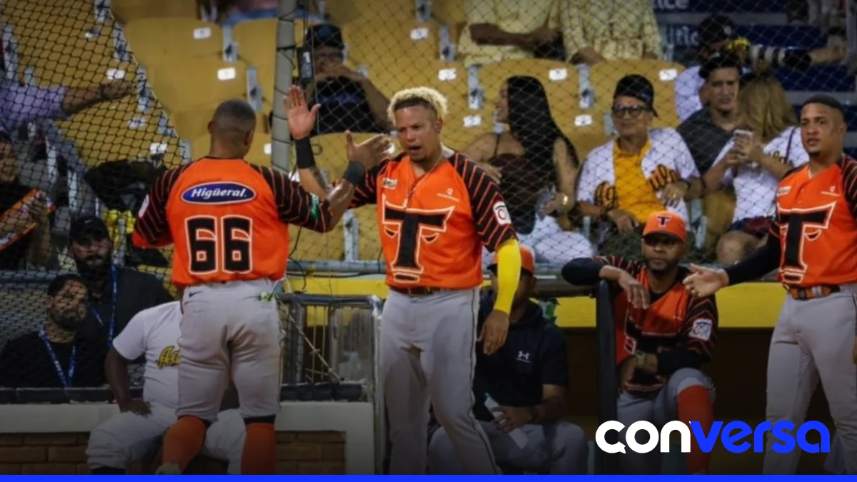 Jhonkensy Noel y Gilberto Celestino celebran la victoria de los Toros del Este sobre las Águilas Cibaeñas.