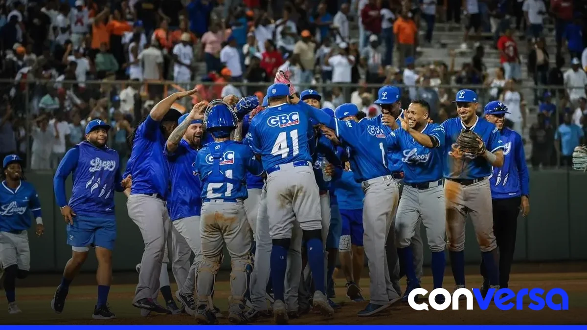 Jugadores del Licey celebran su victoria con un juego sin hits en el Estadio Francisco A. Micheli.