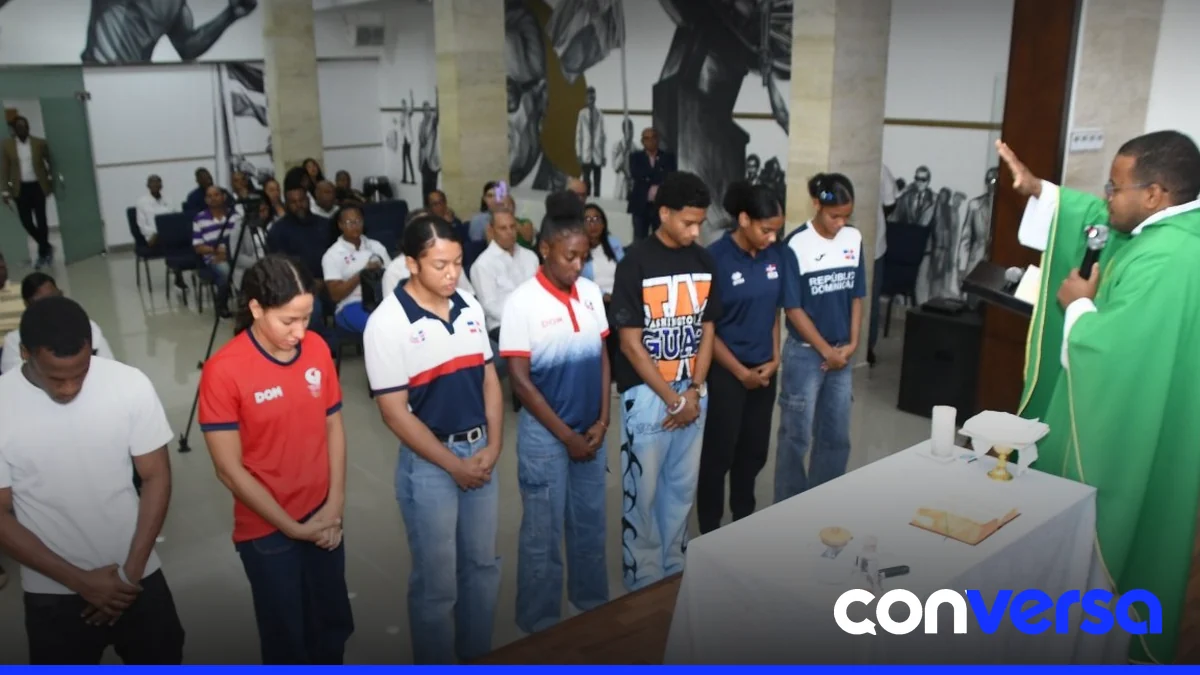 Atletas dominicanos reciben bendición antes de viajar a Dakar para competir en los IV Juegos Olímpicos de la Juventud.
