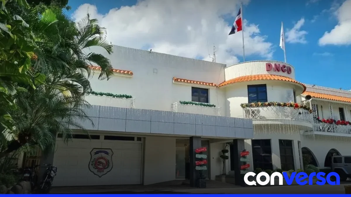 Agentes de la DNCD en una zona de difícil acceso durante un operativo antinarcóticos.